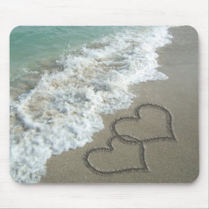 Tapis De Souris Deux coeurs de sable sur la plage, océan