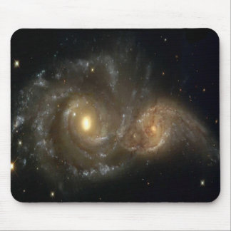 Tapis De Souris Deux galaxies en spirale se heurtant dans l'espace