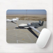 Tapis De Souris Deux Global Hawks stationnés sur une rampe (Avec souris)