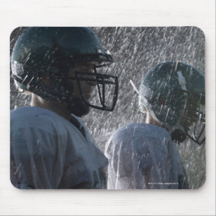 Tapis De Souris Deux joueurs de football américains sous la pluie,