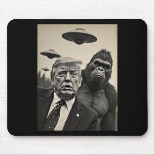 Tapis De Souris Drôle de selfie de Trump avec Bigfoot et des ovnis