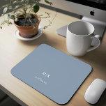 Tapis De Souris Dusty Blue | Monogramme moderne<br><div class="desc">Cette mousepad moderne est dotée d'un arrière - plan bleu poussiéreux,  avec vos initiales en texte blanc gras pour un look simple et professionnel.</div>