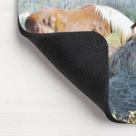 Tapis De Souris Ébauche secourue Chevaux mangeant foin (Coin)