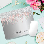 Tapis De Souris Éclairage de parties scintillant rose brillant arg<br><div class="desc">Un élégant tapis de souris girly et glam. Un arrière - plan faux argenté. Décoré d'argent et de rose vif, gouttes de parties scintillant scintillantes, la peinture goutte à goutte. Un peu de luxe et de bling quotidien. Personnalisez et ajoutez votre nom. Le nom est écrit avec un script de...</div>