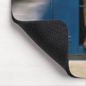 Tapis De Souris Écolier effrayé se cachant dans un casier (Coin)