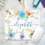 Tapis De Souris Écriture monogramme chic boho bleu floral<br><div class="desc">Fleurs d'aquarelle bleu turquoise, rouge et orange et typographie de script bleu marine superposent un arrière - plan blanc sur ce magnifique, rustique, romantique, vintage nom floral personnalisé mousepad. Ajoutez votre nom pour personnaliser. Fait une déclaration chic et élégante à chaque utilisation. Un grand cadeau pour un ami, ainsi que...</div>