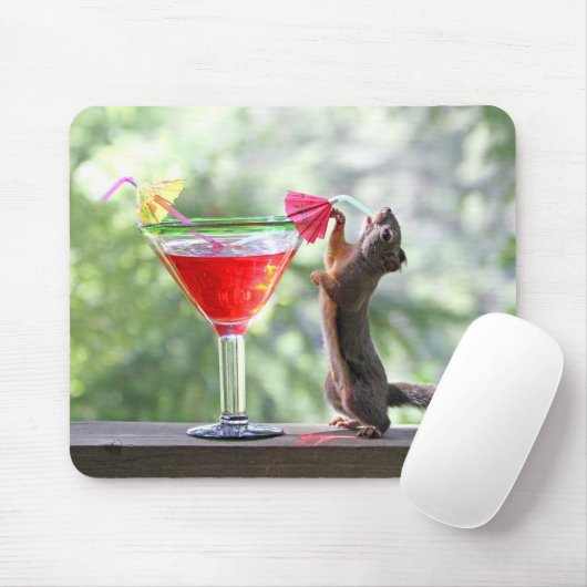 Tapis De Souris Écureuil buvant un cocktail à l'heure heureuse (Avec souris)