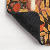 Tapis De Souris Écureuils automnaux et flore sur brun foncé (Coin)