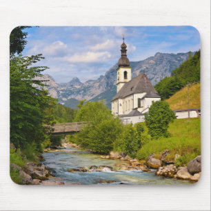 Tapis De Souris Église de montagne avec paysage de ruisseaux