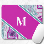 Tapis De Souris Élégant Agate Monogramme initial<br><div class="desc">Pierres d'Agate Violet Turquoise Fille Monogramme Pad de la souris. Les cristaux et les géodes continuent d'être une tendance favorite ! Cette impression présente et une image rapprochée d'une pierre de géode turquoise ou turquoise et violette ou rose magenta, avec de petits cristaux. Ajoutez votre initiale pour en faire la...</div>
