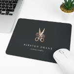 Tapis De Souris Élégant Cuivre floral ciseaux Logo du salon<br><div class="desc">Chic mousepad personnalisé pour votre salon ou votre salon de coiffure dispose de deux lignes de texte personnalisé en lettrage blanc classique,  sur un arrière - plan noir doux orné d'une paire de ciseaux fleuris en feuille de faux cuivre.</div>