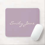 Tapis De Souris Élégant Dusty Lilac manuscrit Nom du script person<br><div class="desc">Ce pavé de souris personnalisé comprend votre nom dans de belles lettres manuscrites sur un arrière - plan lilas élégant et poussiéreux. Super idée cadeau.</div>