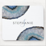 Tapis De Souris Élégant Géode Géode gris Bleu<br><div class="desc">Cet élégant design moderne comprend une paire de tranches de géode d'agate bleu et gris sur un arrière - plan blanc. Personnalisez-le avec votre nom dans la police gray sans serif et votre initiale monogramme dans le type de calligraphie gris-bleu gracieux</div>