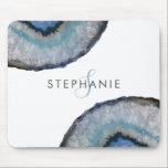 Tapis De Souris Élégant Géode Géode gris Bleu<br><div class="desc">Cet élégant design moderne comprend une paire de tranches de géode d'agate bleu et gris sur un arrière - plan blanc. Personnalisez-le avec votre nom dans la police gray sans serif et votre initiale monogramme dans le type de calligraphie gris-bleu gracieux</div>