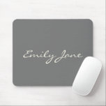 Tapis De Souris Élégant Gris manuscrit Nom du script personnalisé<br><div class="desc">Ce pavé de souris personnalisé comprend votre nom dans de belles lettres manuscrites sur un arrière - plan chic gris charbon. Super idée cadeau.</div>