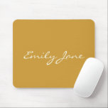 Tapis De Souris Élégant Jaune manuscrit Nom de script personnalisé<br><div class="desc">Ce pavé de souris personnalisé contient votre nom dans une belle écriture manuscrite sur un arrière - plan chic jaune moutarde. Super idée cadeau.</div>