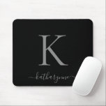 Tapis De Souris Élégant moderne Monogramme argent noir<br><div class="desc">Monogramme d'argent moderne et élégant sur un élégant tapis de souris noir. Facile à customiser avec votre propre nom et vos détails. Parfait pour votre style de vie moderne minimaliste mais luxueux ! Veuillez nous contacter à cedarandstring@gmail.com si vous avez besoin d'aide pour la conception ou les produits correspondants.</div>