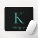 Tapis De Souris Elégant moderne Turquoise Aqua Monogramme Script N<br><div class="desc">Elégant Turquoise Aqua Blue Monogram Script sur un élégant tapis de souris noir. Facile à customiser avec votre propre nom et vos détails. Parfait pour votre style de vie moderne minimaliste mais luxueux ! Veuillez nous contacter à cedarandstring@gmail.com si vous avez besoin d'aide pour la conception ou les produits correspondants....</div>