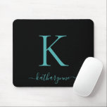 Tapis De Souris Elégant moderne Turquoise Aqua Monogramme Script N<br><div class="desc">Elégant Turquoise Aqua Blue Monogram Script sur un élégant tapis de souris noir. Facile à customiser avec votre propre nom et vos détails. Parfait pour votre style de vie moderne minimaliste mais luxueux ! Veuillez nous contacter à cedarandstring@gmail.com si vous avez besoin d'aide pour la conception ou les produits correspondants....</div>