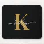Tapis De Souris Élégant Monogramme Black Gold Script<br><div class="desc">Cette simple et élégante mousepad noire avec votre prénom dans une police de script tendance en blanc tapé sur votre première initiale dans une police casquette moderne en or est parfaite pour votre bureau/bureau. C'est design,  tendance et pourtant très classique.</div>