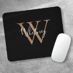 Tapis De Souris Élégant Monogramme d'or noir Nom de script Pad de<br><div class="desc">Élégant chic noir et or script nom monogramme pavé souris. Vous pouvez personnaliser le nom,  monogramme initial et customiser la police et les couleurs pour créer votre propre design unique. Conçu par Thisisnotme©</div>