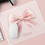 Tapis De Souris Elégant Pastel Rose Bow & Nom Personnalisé<br><div class="desc">Ajoutez une touche d'élégance à votre espace de travail avec cette mousepad rose pastel personnalisée, avec un design d'arc délicat et votre nom personnalisé. Idéal pour un usage domestique ou professionnel, ce mousepad élégant allie fonctionnalité et charme féminin. Conçu avec une surface lisse pour des mouvements de souris précis et...</div>