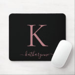 Tapis De Souris Élégant Rose moderne Monogramme or noir<br><div class="desc">Monogramme or rose rose moderne sur un élégant tapis de souris noir. Facile à customiser avec votre propre nom et vos détails. Parfait pour votre style de vie moderne minimaliste mais luxueux ! Veuillez nous contacter à cedarandstring@gmail.com si vous avez besoin d'aide pour la conception ou les produits correspondants.</div>