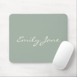 Tapis De Souris Élégant Sage vert manuscrit Nom du script personna<br><div class="desc">Ce pavé de souris personnalisé contient votre nom dans de belles lettres manuscrites sur un arrière - plan vert sage élégant. Super idée cadeau.</div>
