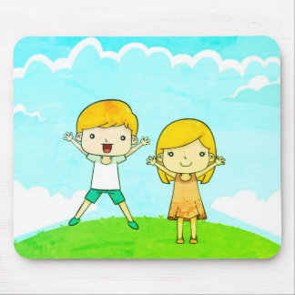Tapis De Souris Enfants heureux sautant de joie sur un ordinateur