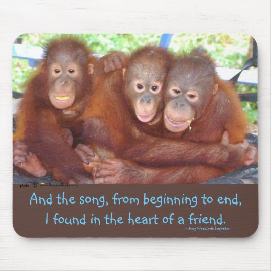 Tapis De Souris Étreinte douce trois d'ami une foule (Devant)