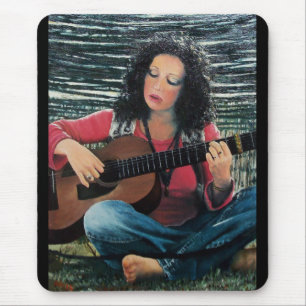 Tapis De Souris Femme Jouant De La Musique Avec Guitare Acoustique