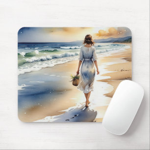 Tapis De Souris Femme marchant sur la plage avec un panier de fleu