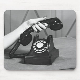 Tapis De Souris Femme prenant le téléphone étroit de la main