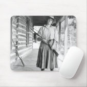 Tapis De Souris Femme tenant un fusil sur un porche (Avec souris)