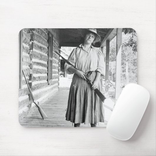 Tapis De Souris Femme tenant un fusil sur un porche (Avec souris)