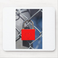 Fermeture du coeur rouge sur la clôture