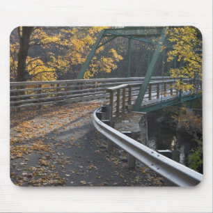 Tapis De Souris Feuillage d'automne et un pont sur les Millers