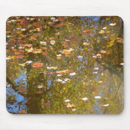 Tapis De Souris Feuilles d'automne et réflexion sur le cours d'eau (Devant)