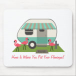 Tapis De Souris Flamants roses roses et rétro campeur Mousepad<br><div class="desc">Un mousepad comportant une illustration d'une rétro maison de remorque avec la rayure de turquoise et la tente et trois flamants en plastique roses dans la cour.  Le texte personnalisable indique que "à la maison est où vous mettez vos Flamants roses !"</div>