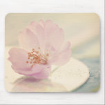 Tapis De Souris Fleur de cerisier rose pâle délicate<br><div class="desc">Une image magique de rêve. Fleur de cerisier unique montrant ses pétales fragiles et sa couleur rose douce. Ce joli floral se voit assis seul sur une plaque de porcelaine blanche posée sur une table. Un design doux et délicat.</div>