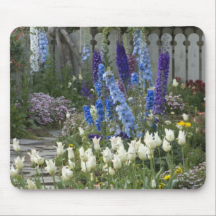 Tapis De Souris Fleurs printanières le long d'un chemin de jardin,