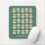 Tapis De Souris Floral vert géométrique scandinave Personnalisé<br><div class="desc">Un motif floral géométrique de style scandinave aux formes jaune moutarde et lilas sur un arrière - plan vert,  personnalisé avec votre nom.</div>