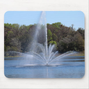 Tapis De Souris Fontaine sur un lac