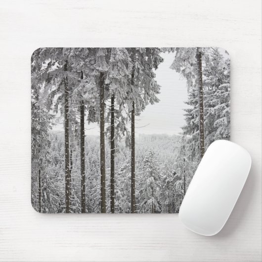 Tapis De Souris Forêt à feuillage persistant en hiver (Avec souris)