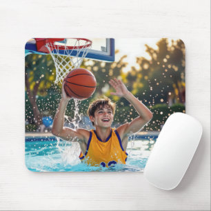 Tapis De Souris Garçon jouant au basket-ball dans une piscine
