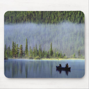 Tapis De Souris Garçons pêchant depuis un canoë avec de la brume d
