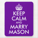 Tapis De Souris Gardez le calme et épousez Mason<br><div class="desc">Parodie mariage violet et blanc personnalisable d'un design classique ...  Restez calme et Marry Mason. Vous pouvez modifier la couleur de l'arrière - plan. Si vous avez besoin de plus de place,  vous pouvez réduire la taille de police.</div>