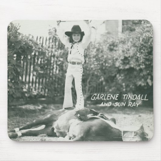 Tapis De Souris Garlene Tindall se tenant sur un cheval de tour (Devant)