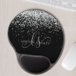 Tapis De Souris Gel Glam Black Silver Parties scintillant Nom du monog<br><div class="desc">Glam Black Silver Parties scintillant Élégante Monogramme Gel Pad Souris. Personnalisez facilement ce design chic et branché de la souris gel avec une élégante parties scintillant brillante argentée sur un arrière - plan noir. Le design comprend votre monogramme manuscrit avec de jolis tourbillons et votre nom.</div>