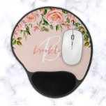 Tapis De Souris Gel Monogramme de Roses de fleurs rose pâle<br><div class="desc">Cet élégant pavé de souris personnalisé dispose d'un monogramme et prénom dans un script moderne rose et blanc sur un arrière - plan rose vif. Un luxuriant agencement de roses et de verdure rose pâle orne la bordure supérieure.</div>
